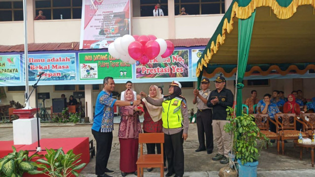 Pelepasan balon dalam kegiatan lomba Paskibra Bima se-Kalimantan Barat, di Lingkungan Yayasan Bina Utama, Pontianak, Sabtu (26/10). Foto: Dok HiPontianak