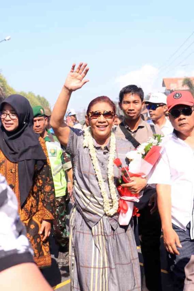 Mantan Menteri Kelautan dan Perikanan, Susi Pudjiastuti, diiringi warga saat pulang ke Pangandaran, Jawa Barat. Foto: Dok. Istimewa