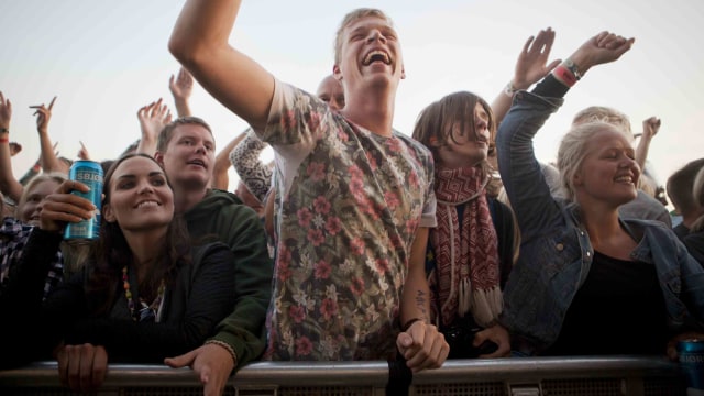 Ilustrasi nonton konser musik. Foto: Shutter Stock