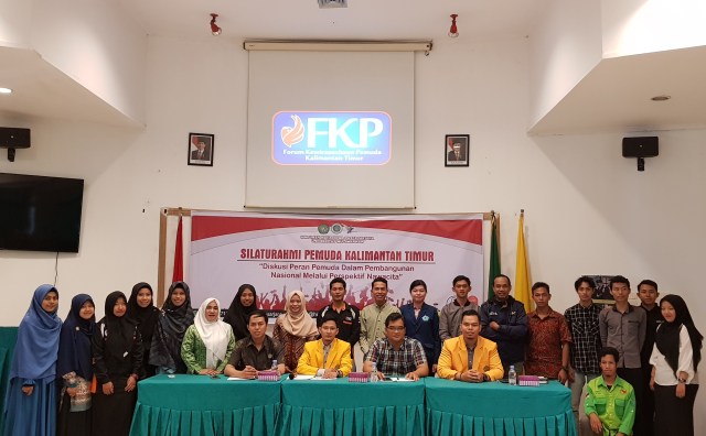 Para peserta diskusi yang berasal dari berbagai organisasi kepemudaan di Kalimantan Timur berfoto bersama | Photo by Karja