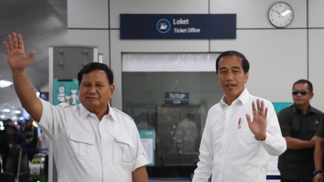 Pertemuan kandidat Presiden Indonesia Joko Widodo dan Prabowo Subianto di Stasiun MRT Jakarta pada 13 Juli 2019.
 Foto: ANTARA FOTO/Wahyu Putro