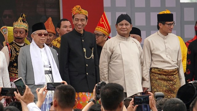Pasangan calon presiden Prabowo-Sandi bersama Pasangan calon presiden Jokowi-Ma'ruf Amin saat acara Deklarasi Pemilu Damai, Jakarta, Minggu (23/9/2018). Foto: Fanny Kusumawardhani/kumparan