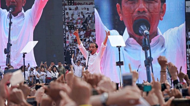 Calon presiden Joko Widodo saat berkampanye di Stadion Gelora Bung Karno, Jakarta, pada 13 April 2019. Foto: Nugroho Sejati/kumparan