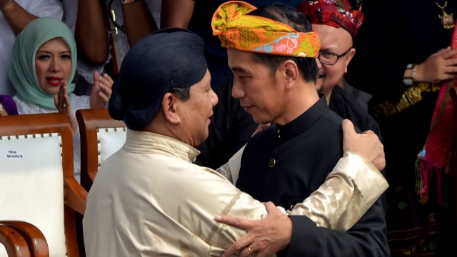 Calon presiden Prabowo Subianto memeluk calon presiden Jokowi saat acara Deklarasi Pemilu Damai, Jakarta, Minggu (23/9/2018). Foto: AFP/Adek Berry