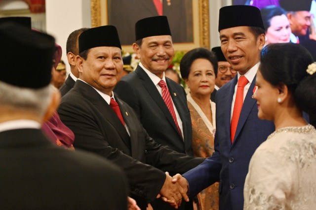 Prabowo, Jokowi, dan Luhut. Foto: AFP/Adek Berry