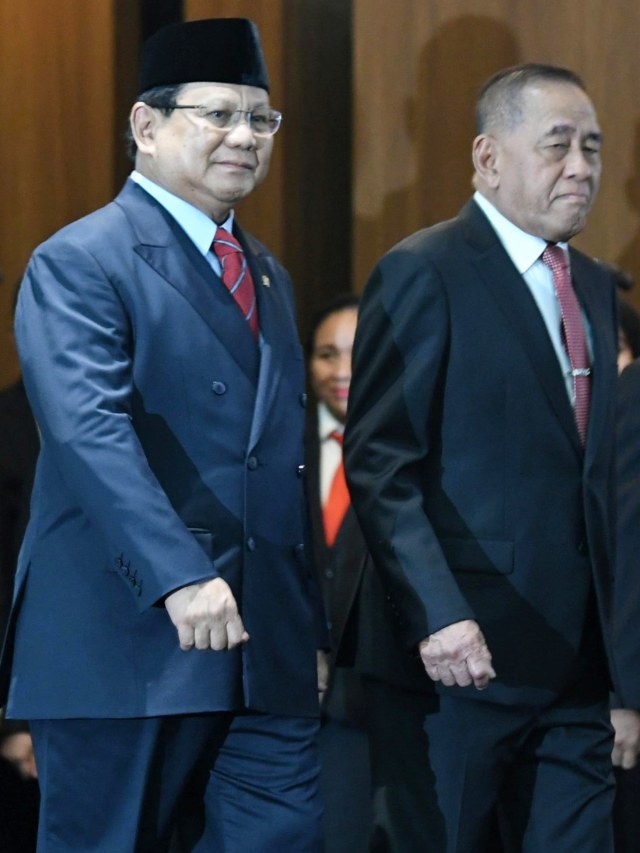 Menteri Pertahanan Prabowo Subianto (kiri) bersama Ryamizard Ryacudu usai acara serah terima jabatan di Kemenhan, Kamis (24/10/2019). Foto: ANTARA FOTO/M Risyal Hidayat