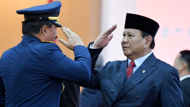 Menteri Pertahanan Prabowo Subianto (kanan) membalas hormat Panglima TNI Marsekal TNI Hadi Tjahjanto (kiri) usai acara serah terima jabatan, Kamis (24/10/2019). Foto: ANTARA FOTO/M Risyal Hidayat