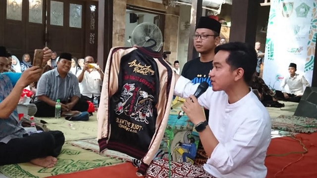Gibran Rakabuming Raka saat membagikan jaket Jokowi. (Agung Santoso)