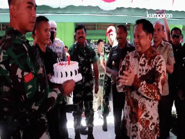 Mendagri Tito Karnavian dapat kejutan dari TNI-Polri. Foto: Dok. Kemendagri
