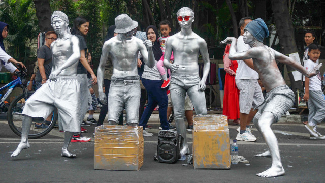 Manusia Silver Pensiunan Polisi, Anggota DPR Dorong Pelatihan Wirausaha di Polri (4090)