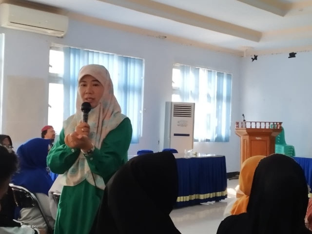 Asma Nadia dalam kegiatan Sastrawan Masuk SekolaH DI Dompu. Foto: Ilyas Yasin/Info Dompu