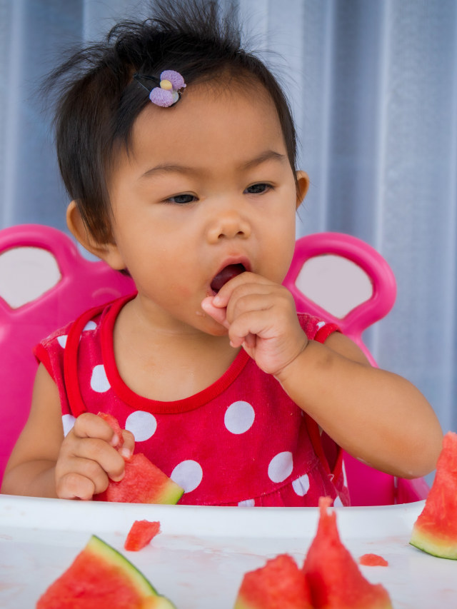 Ilustrasi bayi makan semangka. Foto: Dok. Shutterstock