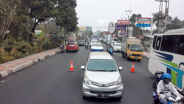 Arus lalu lintas di kawasan Puncak Bogor di hari pertama uji coba sistem kanalisasi. Foto: Dok. kumparan