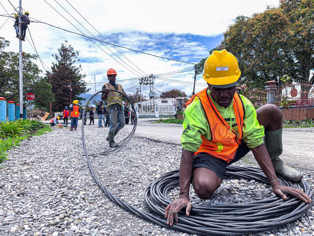 Ilustrasi pembangunan jaringan listrik ke desa-desa di Papua. Foto: Dok. PLN
