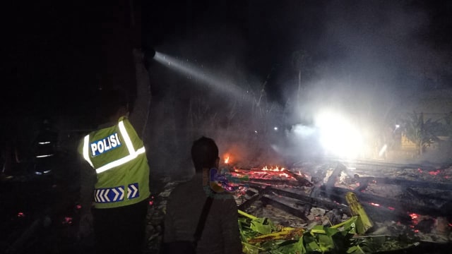 Petugas saat berupaya memadam kebakaran rumah milik Parto (56) warga Desa Kacangan Kecamatan Malo Bojonegoro, Sabtu (26/10/2019) malam