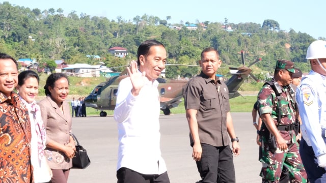 Presiden Jokowi dan Ibu Iriana menuju ke Pegunungan Arfak. (Dok: Pendam Kasuari)  