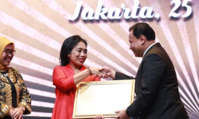 Bintang Puspayoga saat menerima penghargaan dari Bawaslu RI atas peran Kementerian PPA dalam Pemilu 2019 (kanalbali/dok.Kementerian PPA)