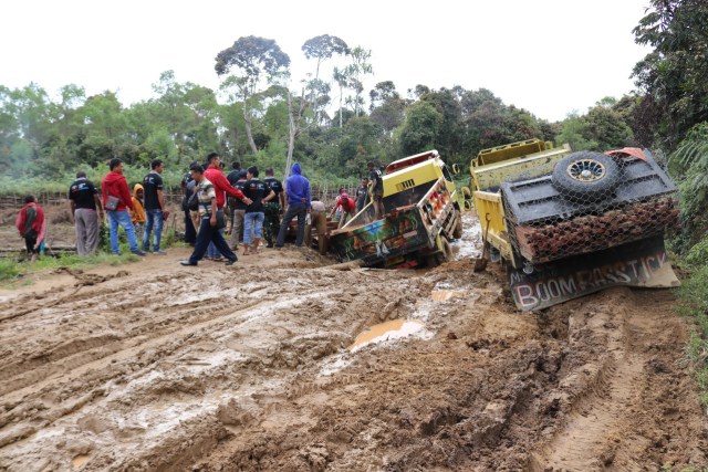 Salah satu ruas jalan di Pegunungan Arfak. (BumiPapua.com/Irsye Simbar)