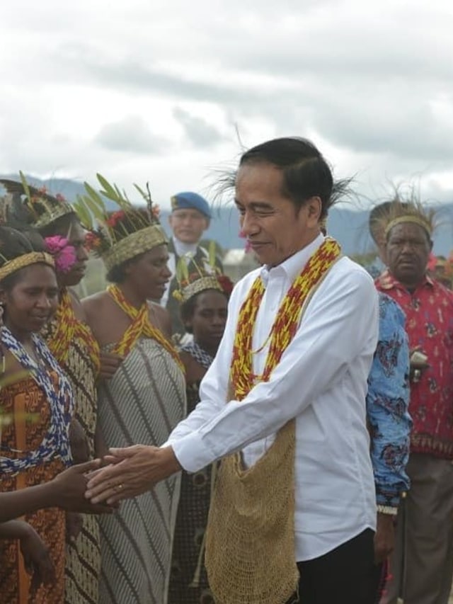 Presiden Joko Widodo didampingi Ibu Negara Iriana Joko Widodo melakukan kunjungan kerja ke Distrik Anggi, Pegunungan Arfak, Papua Barat, Minggu (27/10). Foto: Instagram/ @sekretariat.kabinet