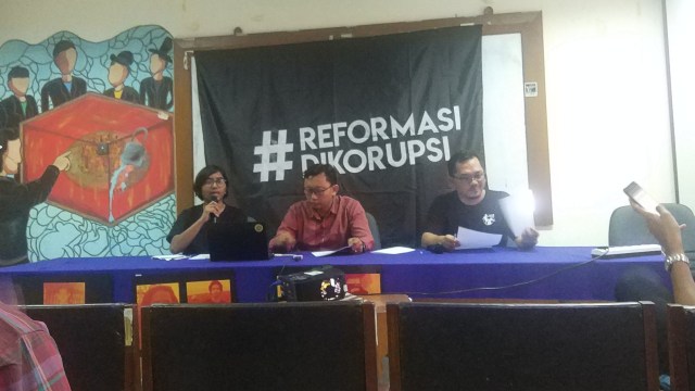 Ketua YLBHI Asfinawati (kiri) M isnur (tengah) dalam konferensi pers Penyampaian Laporan YLBHI dan LBH Indonesia. Foto:  Adhim Mugni Mubaroq/kumparan 