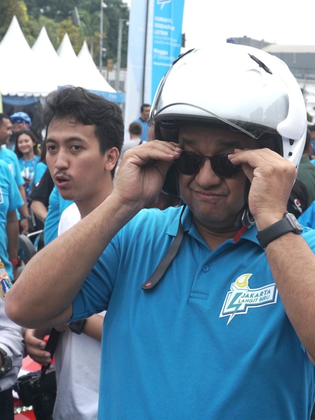 Gubernur DKI Jakarta Anies Baswedan memakai kaca mata saat mengikuti Karnaval Jakarta Langit Biru di Patung Pemuda Membangun, Senayan, Jakarta. Foto: Iqbal Firdaus/kumparan 