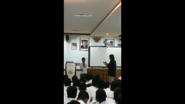 Cuplikan video siswa yang mampu menirukan suara Jokowi | Photo from @4jakarta on Twitter
