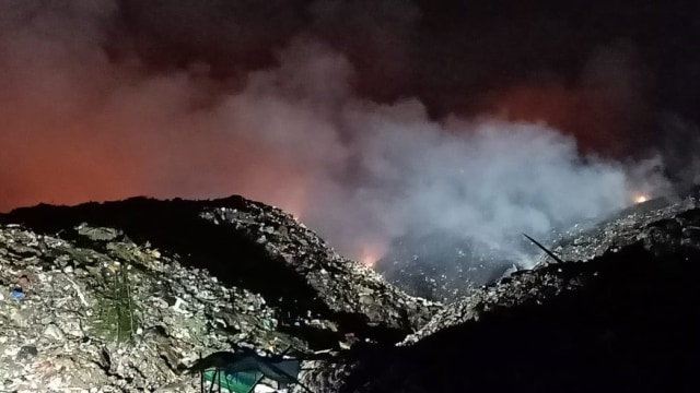 Petugas Dinilai Kurang Serius Padamkan Api di TPA Suwung - kumparan.com