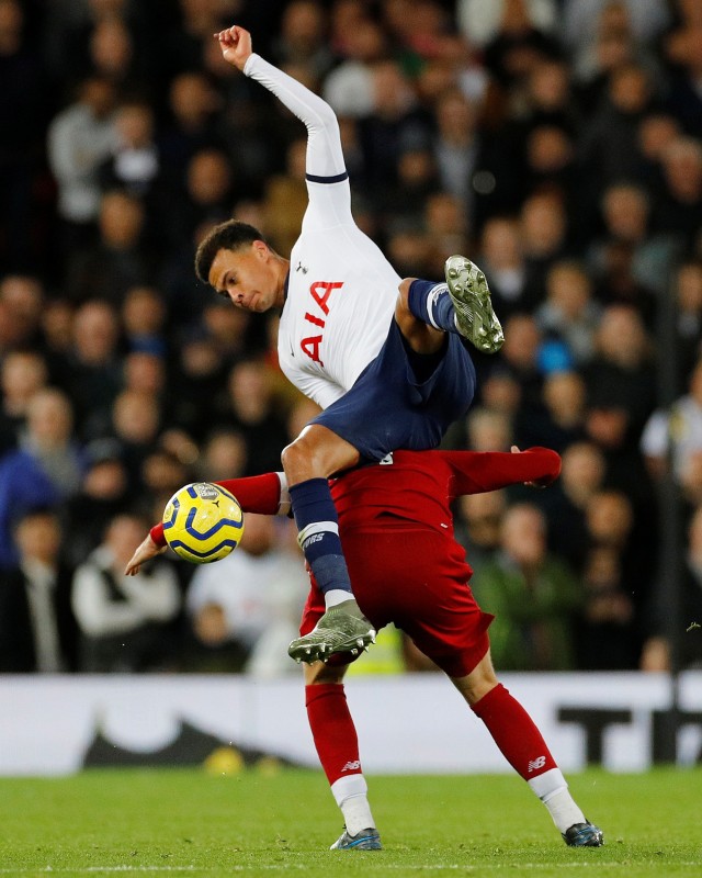 Pemain Liverpool dan Tottenham berduel. Foto: REUTERS/Phil Noble
