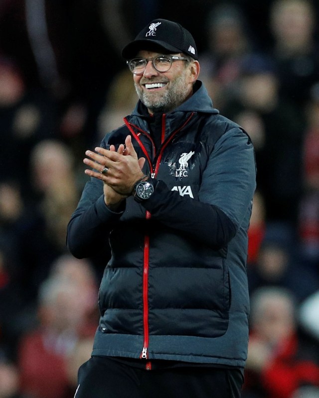 Juergen Klopp senang dan tersenyum. Foto: REUTERS/Phil Noble