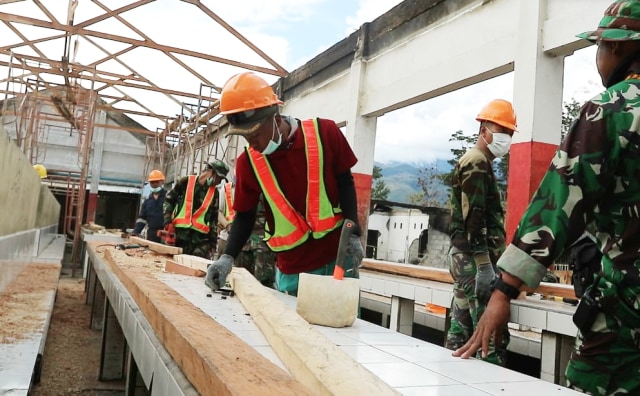 Pembangunan kembali los-los Pasar Waouma di Kabupaten Jayawijaya pasca rusuh-Foto Stefanus.jpg
