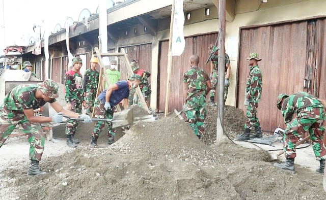 Prajurit TNI bersama pemerintah setempat bangun kembali ruko dan rumah yang rusak dalam kasus rusuh Wamena sebelumnya-Foto Stefanus.jpg