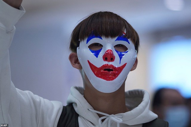 Salah satu demonstran Hong Kong yang menggunakan topeng Joker (Foto: @pillerboyz)