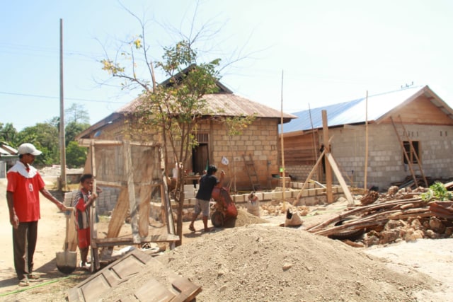 Pekerja lokal melanjutkan renovasi rumah warga Gunung Jati setelah ditinggalkan Tim Zipur TNI. Foto: Rusman/kendarinesia