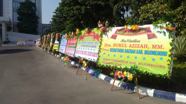 Puluhan karangan bunga ucapan selamat dan sukses atas pelantikan Dra Nurul Azizah MM, sebagai Sekretaris Daerah Kabupaten Bojonegoro, di depan Pendapa Pemkab Bojonegoro. Senin (28/10/2019)