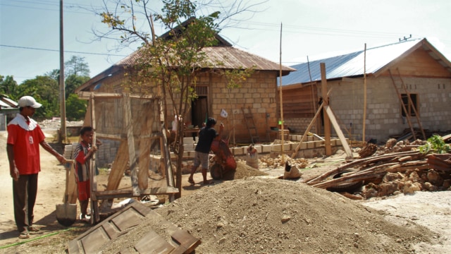 Salah seorang tukang yang diperkerjakan untuk melanjutkan pembangunan renovasi rumah warga. Foto: Rusman/kendarinesia.