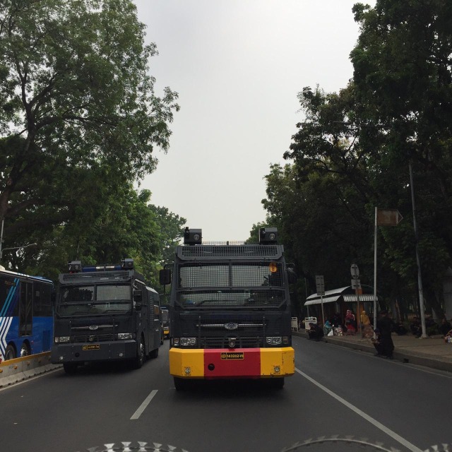 Kendaraan polisi berjaga di Jalan Medan Merdeka Barat, Senin (28/10). Foto: Muhammad Darisman/kumparan