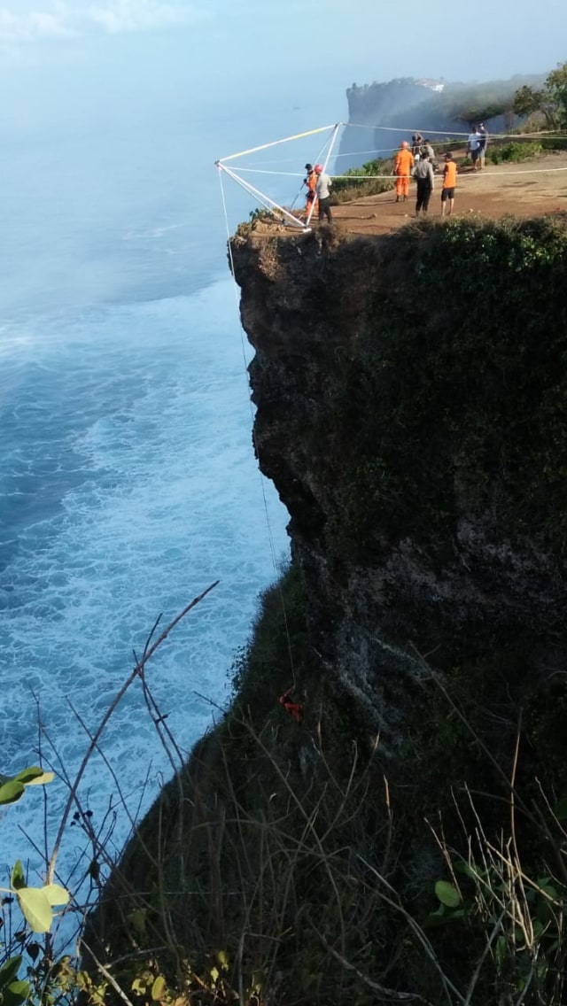 Pencarian korban yang jatuh dari tebing ketinggian 113 meter di Kuta. Foto: Dok. Basarnas Bali