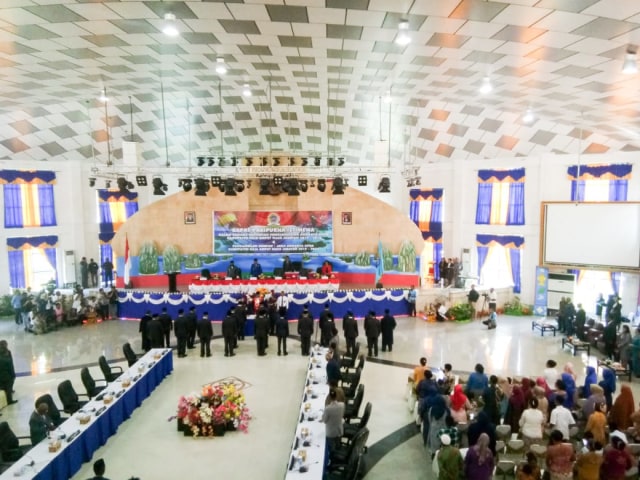 Suasana pelantikan 20 Anggota DPRD Kabupaten Raja Ampat, periode 2019-2024 di Gedung Pari, Senin, 28/10. Foto: Aditya