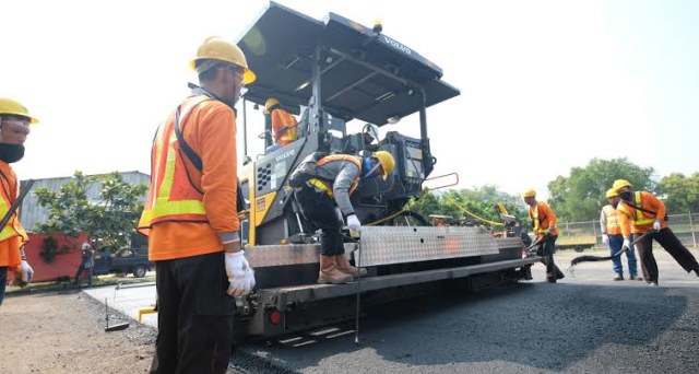 com-Jalan aspal dengan campuran plastik 40 persen lebih stabil ketimbang jalan konvensional. Foto: Dok. Chandra Asri