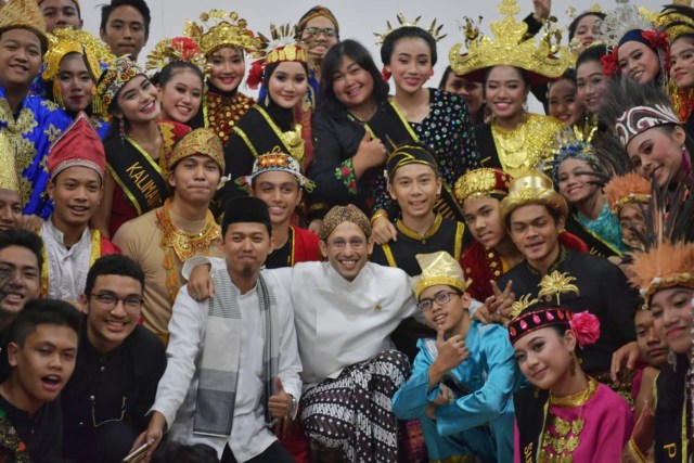 Hasil gambar untuk siswa pakai baju adat daerah dan nadiem makarim