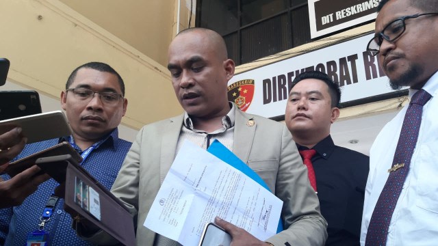 Ketua tim pengacara IPDN, Supriadi saat memberikan keterangan persnya kepada awak media. Foto: Wiwid Abid Abadi/kendarinesia.