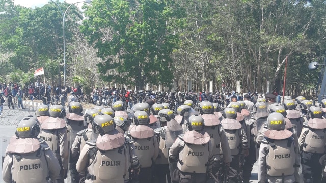 Demonstrasi dari ratusan mahasiswa di Markas Kepolisian Daerah Sulawesi Tenggara (Sultra), Senin (28/10). Foto: Wiwid Abid Abadi/kendarinesia