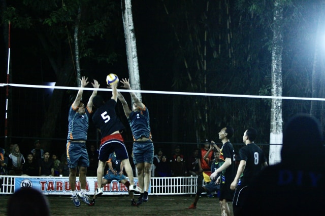Semarak Kehidupan dalam Final Bola Voli Antardusun di Yogyakarta (117937)