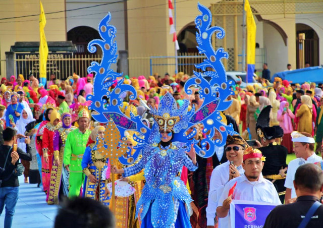 Beragam pakaian adat di Indonesia mewarnai upacara peringatan Hari Sumpah Pemuda di Kabupaten Bone Bolango. Senin, (28/10). Foto : Dok Banthayo.id