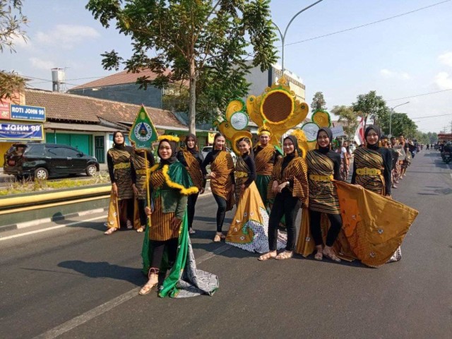 Para model berjalan memamerkan kain lurik di Bantul Fashion Street oleh Pemkab Bantul, Senin (28/10/2019). Foto: erl