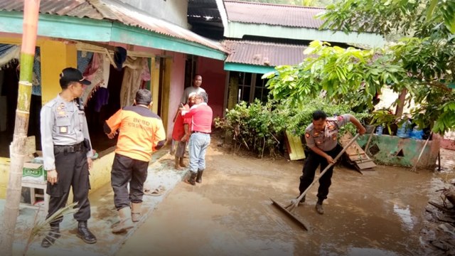 BPBD dan pihak kepolisian membantu membersihkan lumpur akibat banjir bandang yang meredam rumah warga (Foto: Dok. Polsek Barangin, Sawahlunto)