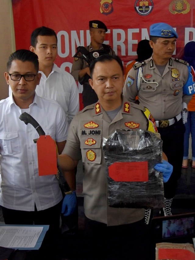 kapolres Bogor AKBP M Joni menunjukkan barang bukti dari kasus penemuan mayat di Tol Bocimi. Foto: Dok. Polres Bogor