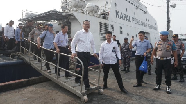 Menteri Kelautan dan Perikanan Edhy Prabowo (tengah) di Pelabuhan Muara Baru, Jakarta, Senin (28/10).  Foto: Iqbal Firdaus/kumparan 