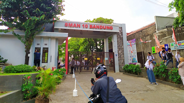 SMAN 10 Bandung yang menjadi lokasi aksi penyerangan oleh sekelompok massa tak dikenal. Foto: Rachmadi Rasyad/kumparan