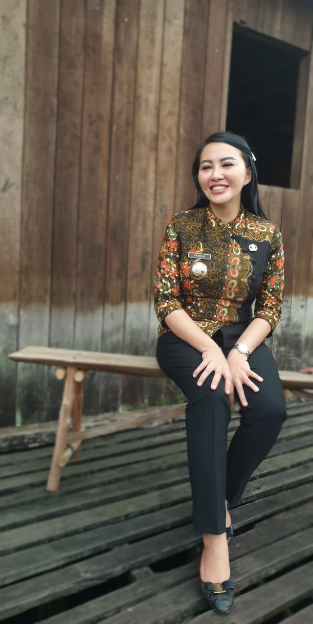 Bupati Landak, Karolin Margret Natasha, saat ditemui usai berkunjung ke Rumah Radakng (Panjang), di Desa Saham, Kabupaten Landak, Kalimantan Barat, Kamis (24/10) . Foto: Achmad Rafiq/kumparan.